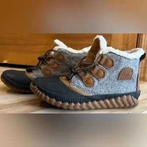 Youth size 4 Sorel Boots MINT CONDITION